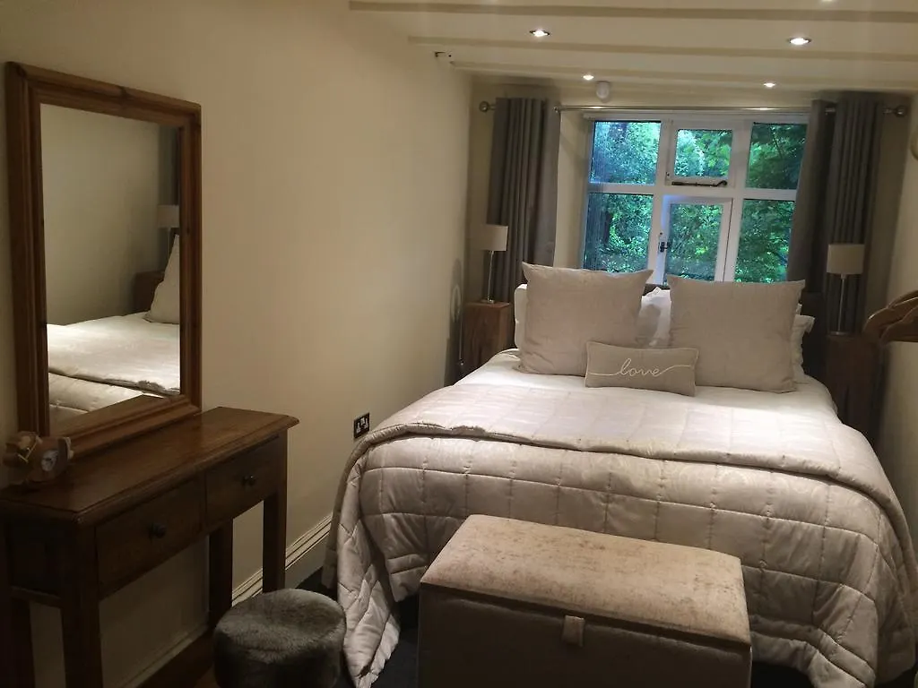 Ringinglow Cottage 0*, Sheffield United Kingdom